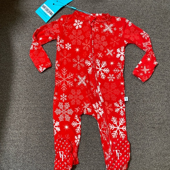 NWT Posh Peanut snowflakes sleeper size 0-3 absolutely precious - Picture 1 of 1
